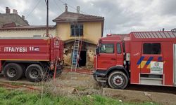 Isparta'da çıkan yangında 3 ev hasar gördü