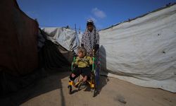 İsrail saldırısında yaralanan 4 yaşındaki Kamer, yeniden yürüyebilmenin hayalini kuruyor