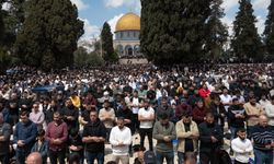 İsrail'in 41 gün kapalı tuttuğu Mescid-i Aksa'da on binlerce Müslüman cuma namazında saf tuttu