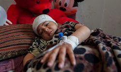 İsrail'in Gazze'de ateşkese rağmen hedef aldığı okulda yaralanan çocuk kısmi felç geçirdi