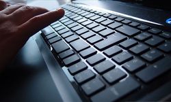 İzmir'de eğitim kurumlarını hedef alan paylaşımlara ilişkin 30 kişi yakalandı