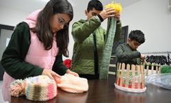 Kadirli ilçesinde öğrenciler kırsalda okuyan akranları için atkı ördü