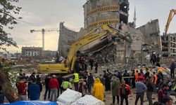 Kahramanmaraş'ta 5 katlı otoparkın yıkımı sırasında iş makinesi enkaz altında kaldı