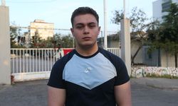 Kahramanmaraş'taki silahlı saldırının gerçekleştiği okula Türk bayrağı asıldı ve karanfil bırakıldı