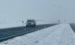 Kar ve tipi Ardahan'da bazı yollarda ulaşımı aksatıyor