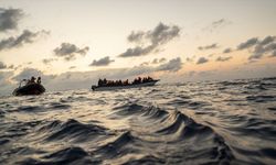 Libya'nın doğu açıklarında zor durumdaki 404 düzensiz göçmen kurtarıldı