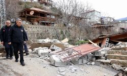 Mersin Valisi Atilla Toros, Mezitli ilçesinde heyelandan etkilenen mahalleyi inceledi