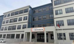 Neler Oluyor? Mersin'de Lise Öğrencisi Okulda Silahla Yakalandı