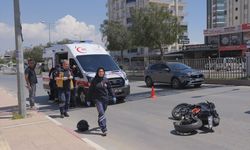 Mersin'de devrilen motosikletteki 2 kişi yaralandı