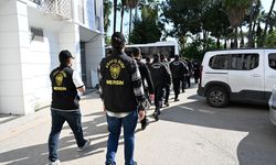 Mersin'de iş vaadiyle dolandırıcılık yaptıkları gerekçesiyle yakalanan 7 zanlı tutuklandı
