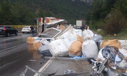 Mersin'de otoyolda devrilen tır ulaşımı aksattı