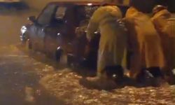 Minibüste mahsur kalan 4 kişiyi itfaiye kurtardı