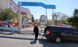 Okuldaki saldırıdan kurtulan öğrenci annesiyle okula gelip eşyalarını aldı