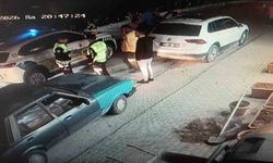 Otomobilin açılan kapısına çarpan elektrikli bisiklet sürücüsü metrelerce savurdu