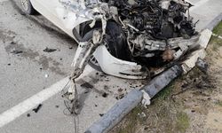 Park halindeki kamyonete çarpan otomobil hurdaya döndü: 1 yaralı