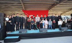 Polis Haftası etkinliğinde şarkı ve türkü söyleyen polisler, ünlü sanatçıları aratmadılar