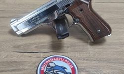 Reyhanlı'da ruhsatsız tabanca ve uyuşturucu ele geçirilen araçtaki 2 kişi gözaltına alındı