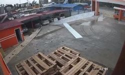 Tarsus'ta etkili olan rüzgar bir iş yerinin çatısını uçurdu