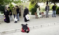 Uyuşturucu bağımlısı durak yanında uyuyakaldı