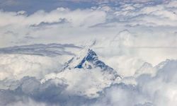 2 Hint dağcı Everest Dağı'ndan iniş sırasında hayatını kaybetti