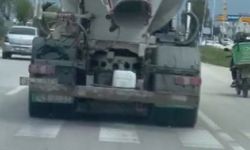 Hatay'da Yola Beton Döke Döke İlerleyen Beton Mikserine Ceza