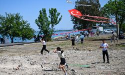 Adana'da şenlikte buluşan aileler ve çocukları uçurtmalarını alıp gökyüzünü renklendirdiler