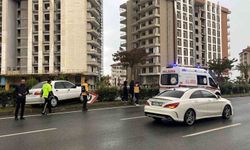 Alanya'da kontrolden çıkan otomobil refüje çıktı
