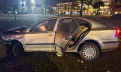 Antalya'da dekoratif duvara çarpan otomobildeki 4 kişi yaralandı