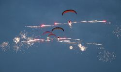 Antalya'da paramotor havai fişek gösterisi ve fener alayı düzenlendi