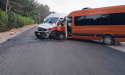 Antalya'da tur minibüsleri çarpıştı, 13 turist yaralandı