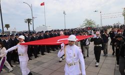 Atatürk'ü temsil eden bayrak Samsun'da karaya çıkarıldı