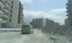 İnsanlık Mars’a Üs Kuruyor, Defne'nin Ay Sokağında Araçlar Çöküyor!