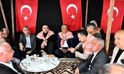 Başkan Uysal, yörüklerle bir araya geldi tuluk başına geçip keşkek dövdü