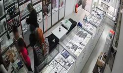 Birini satın aldı, diğerini çaldı: O anlar kamerada