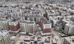 Depremde yüzlerce kişiye mezar olan ve yeniden inşa edilen mahallede şükür namazı kılındı