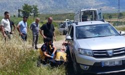 Devrilen traktörden kabin sayesinde yaralı kurtuldu
