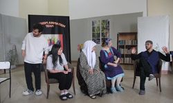 Erdemli ilçesinde üniversite öğrencileri yıl sonu gösterisi düzenledi