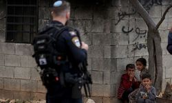 Filistin topraklarını gasbeden İsrailliler Nablus'ta dini mekanlara baskın düzenledi