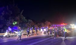 GÜNCELLEME - Burdur'da 4 aracın karıştığı kazada 4 kişi öldü, 11 kişi yaralandı