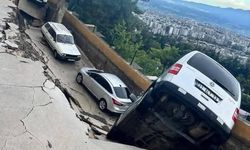 Aşırı yağışla birlikte çöken yol 5 aracı yuttu