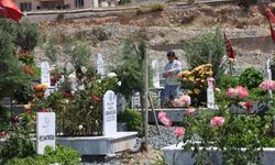 Hatay'da Deprem mezarlığında buruk anneler günü