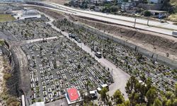 Hatay'da deprem şehitliğinde buruk Kurban Bayramı