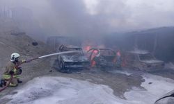 Hatay'da Korkutan Yangın: Konteynerler ve 8 Araç Yandı