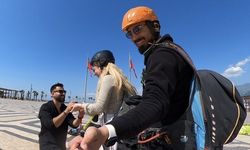 Hatay'da yamaç paraşütü atlayışında evlilik teklifi
