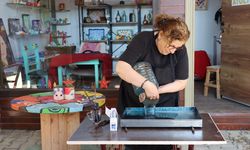 Hataylı sanatçı ipek kumaşlara ebru sanatıyla katma değer kazandırıyor