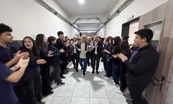 Kahramanmaraş'ta emekli olan öğretmen görev yaptığı okuldan alkışlarla uğurlandı