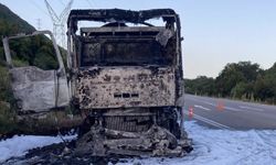 Kaş-Demre kara yolunda yanan tır kullanılamaz hale geldi