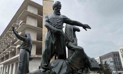 Kıbrıs Meydanı'ndaki anıt yeniden ait olduğu yerde