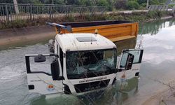 Kontrolden çıkan tır sulama kanalına düştü