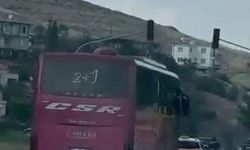 Kornaya basarak otomobilleri sollayan yolcu otobüsü, manevralarıyla korkuttu